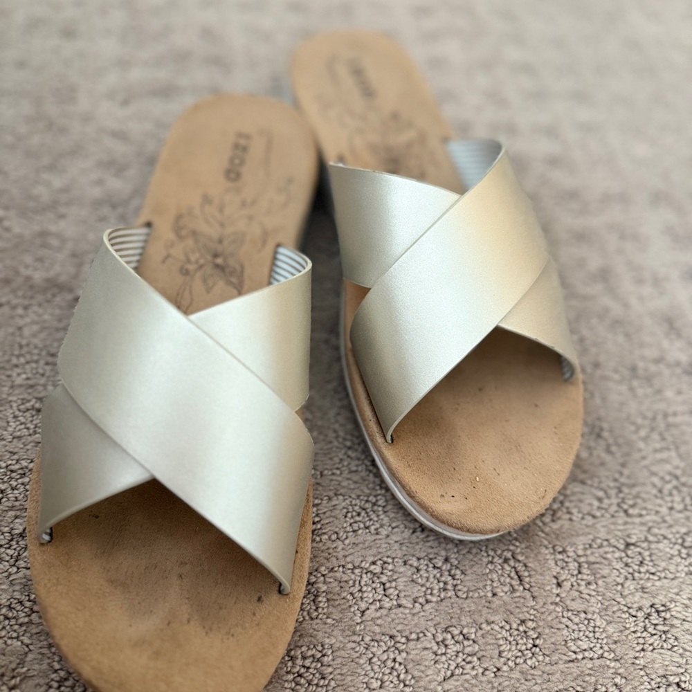 IZOD comfort plush cushioned gold metallic snd white Slide Sandals women’s Sz 8 - Picture 1 of 9